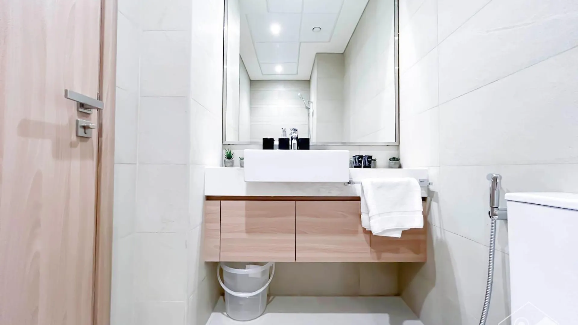 Beautiful Studio With A Spacious Balcony In Meydan Dubai Apartment